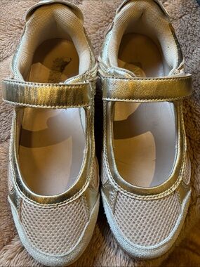 Silent D mesh sneakers size 8. Gold and beige comfortable and stylish